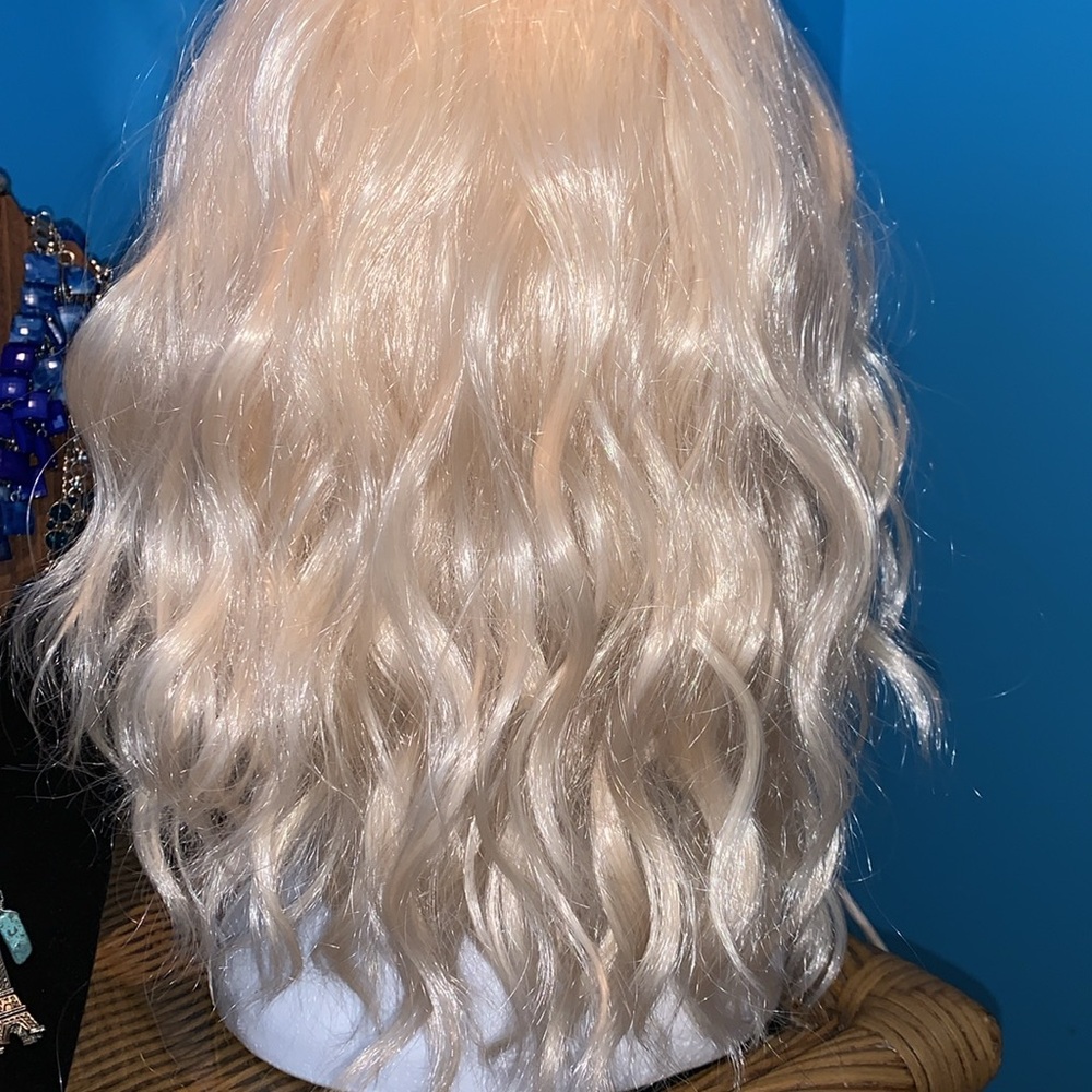 Blonde wavy almost shoulder length wig - Picture 3 of 5
